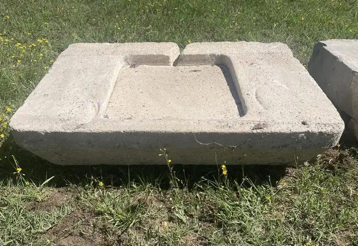 Ancien évier en pierre dure de Bordeaux à deux égouttoirs