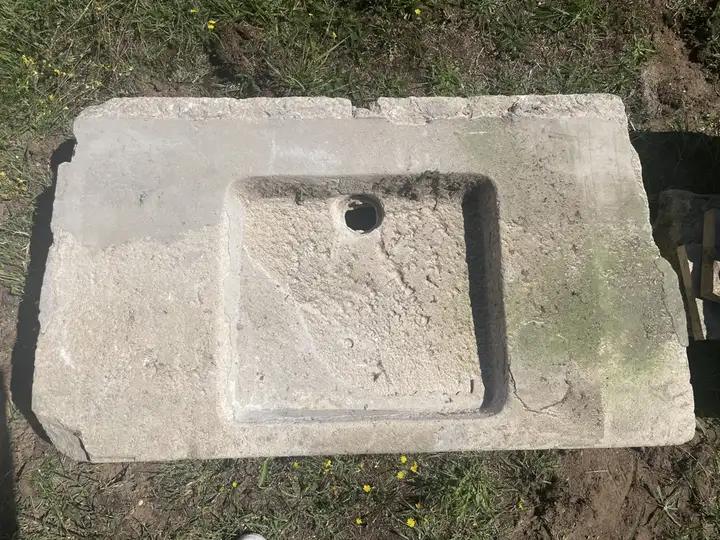 Ancien évier en pierre dure de Bordeaux à deux égouttoirs