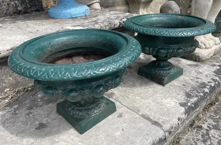 Paire de vases Medicis anciens en fonte