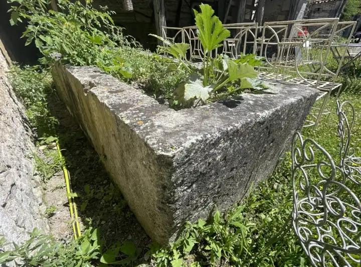 Ancien bac en pierre de trés grande taille