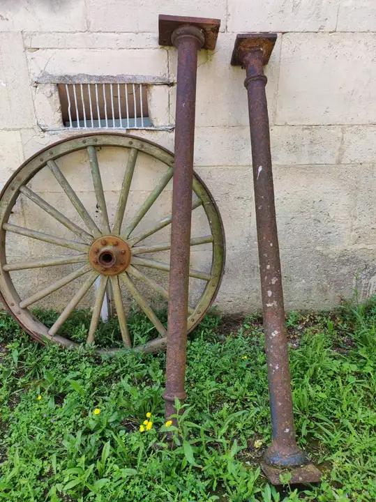 Paire de colonnes de soutien en fonte anciennes