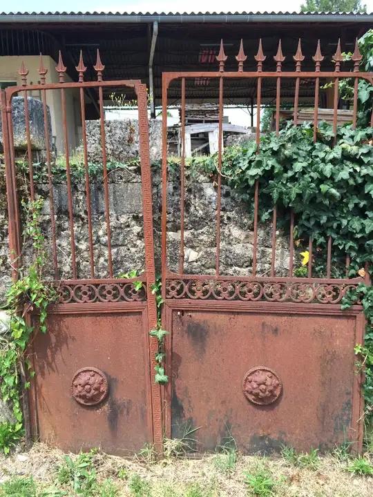 Ancien portail de jardin en fer et tole avec barreau et pointes de lance en fonte