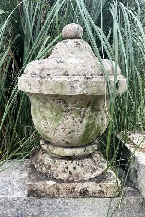 Paire de vases en pierre blanche