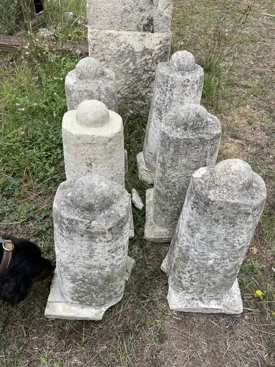 Deux  bornes identiques en pierre reconstituée