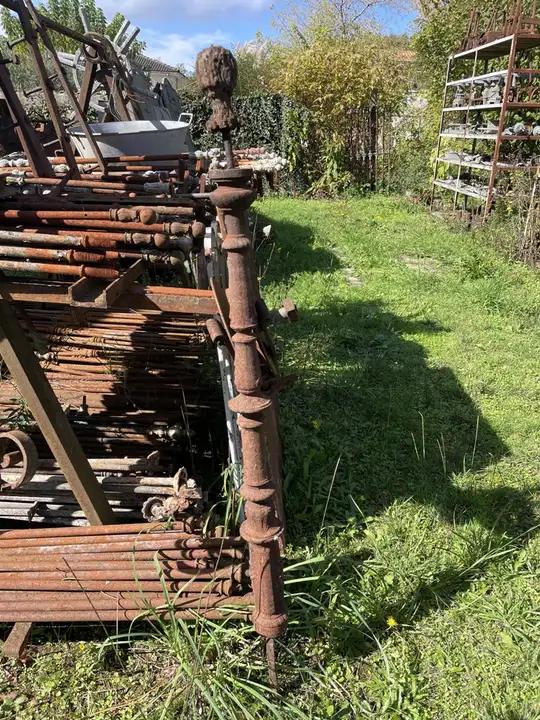 Poteau de départ d'éscalier en fonte et lot de barreaux pour rampe