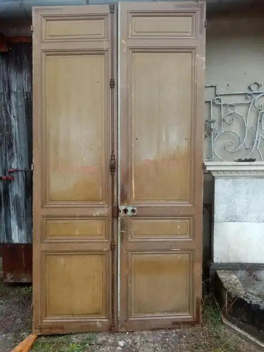 Porte double ancienne de communication