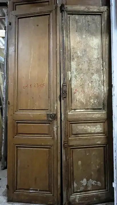 Porte double ancienne de communication