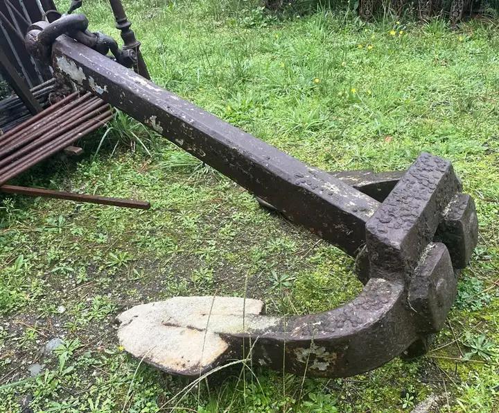 Ancre ancienne en fonte pour gros bateau