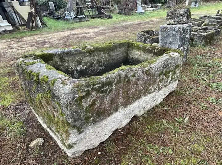 Ancien bac en pierre dure de Charente