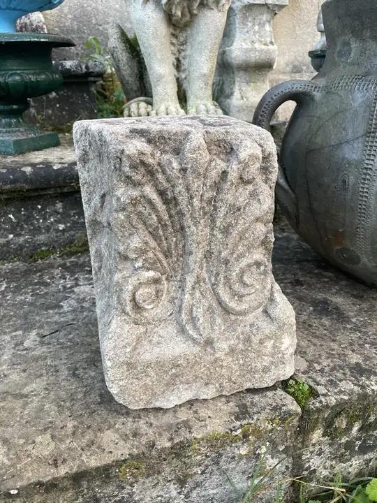 Ancienne clef de voute en pierre de Charente décorée d' un fleuron à double enroulements de style Directoire