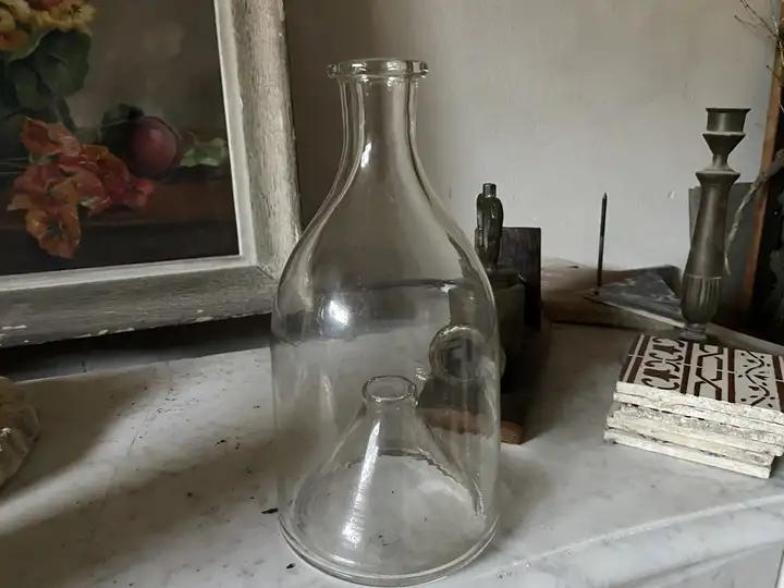 Ancienne bouteille percée servant à pecher le petit poisson en verre souflé