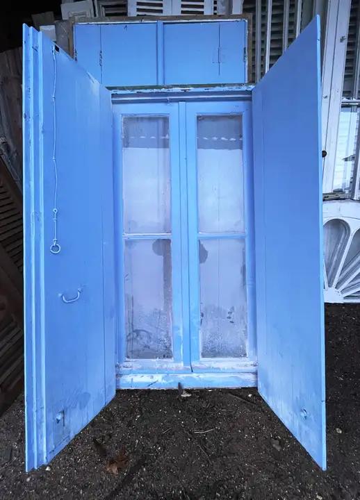 Paire de volets pliants et leur fenetres sur cadre d'origine