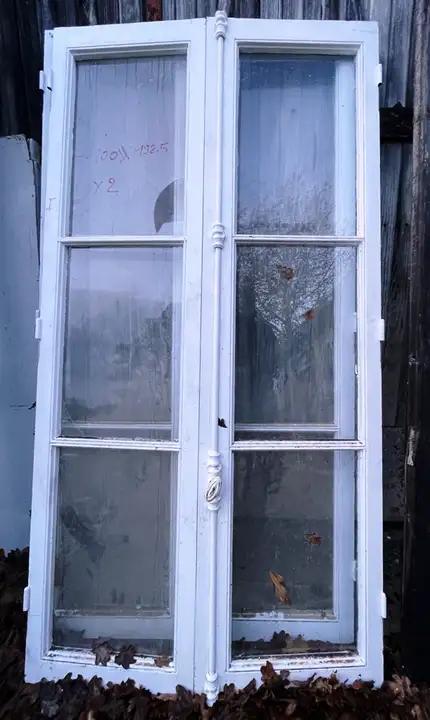 Deux fenetres à deux ouvrants et trois carreaux
