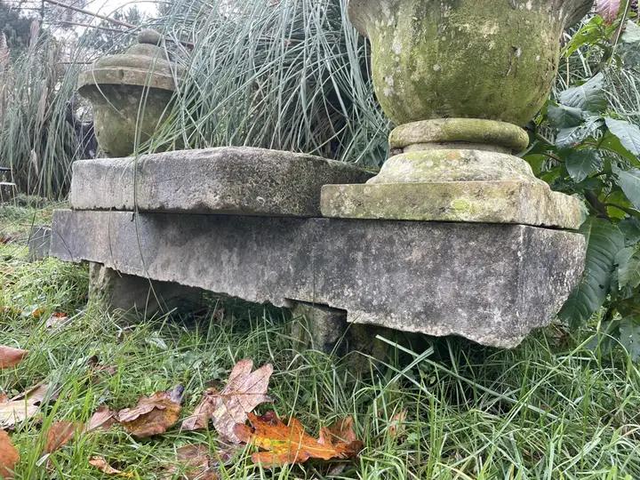 Banc de jardin en pierre fait d'une ancienne marche et de deux pieds droits rustiques
