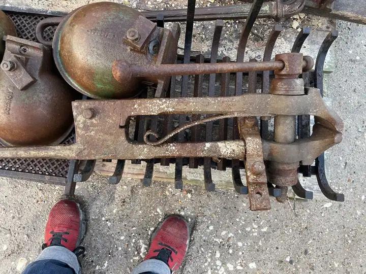Etau d'atelier en fonte à deux machoires et ressort forgé avec un pied long jusqu'au sol