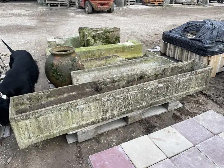 Jardinière de balcon en ciment décorée de cannelures style Louis XVI