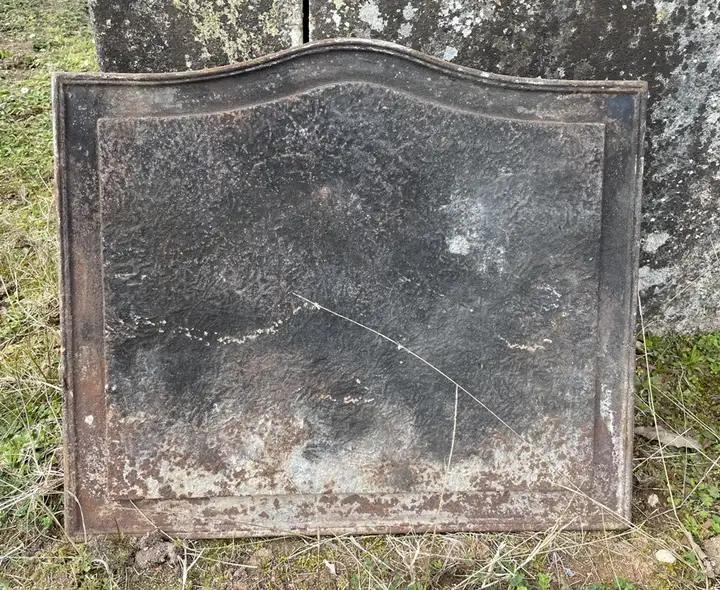 Ancienne plaque de fonte pour cheminée à foyer ouvert décorée d'une plat de bande et d'un mouvement à chapeau de gendarme