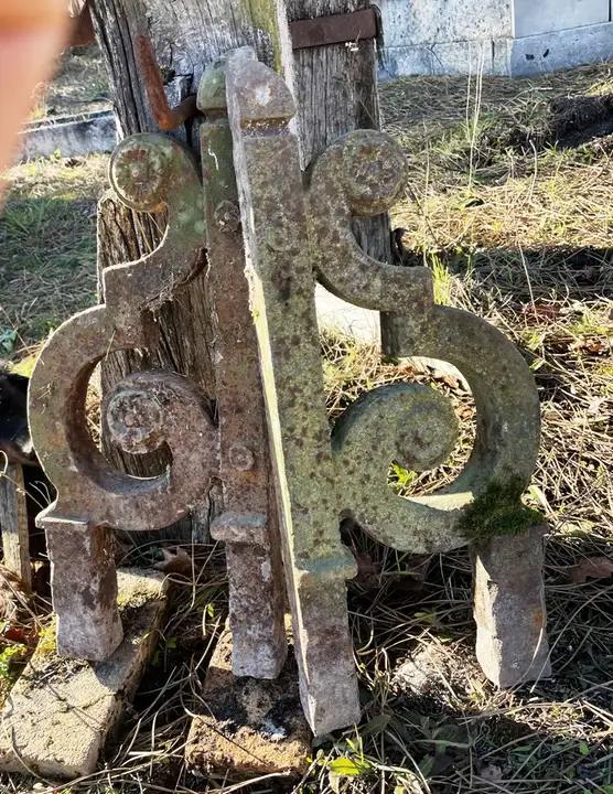 Paire de chasse-roues anciens en fonte