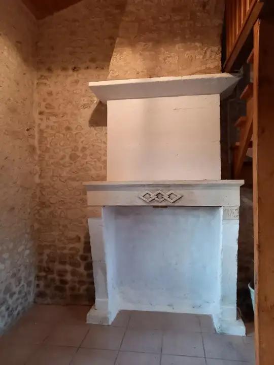 Petite cheminée ancienne en pierre de Charente blanche