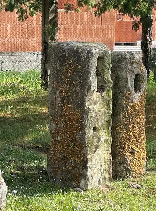Deux bornes anciennes percées pour recevoir des barrières