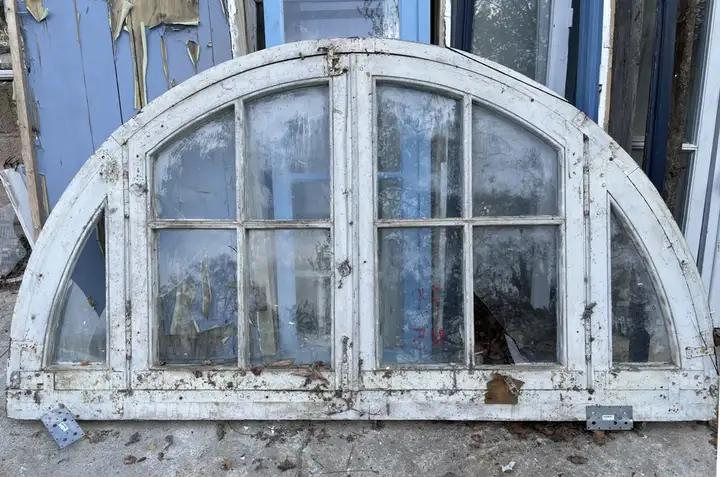 Paire d'impostes anciens composés de deux fenetres ouvrantes et deux angles fixes