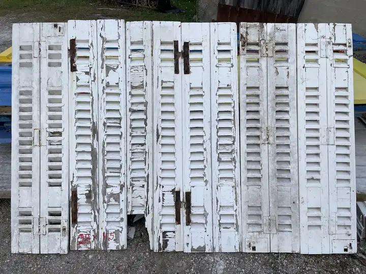 Trois paires de volets anciens à claire voie en bois.(0.28X4)