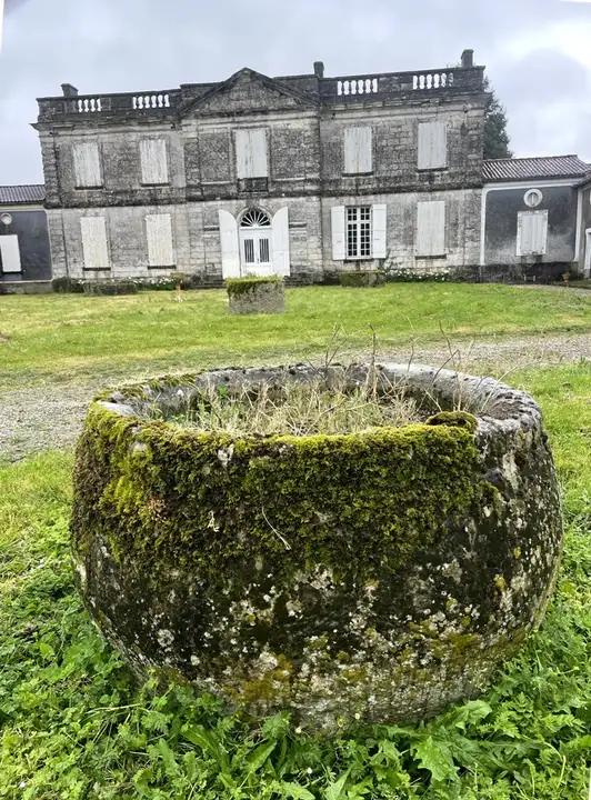 Ancienne ponne en pierre calcaire de Charente d'époque XVIIIeme