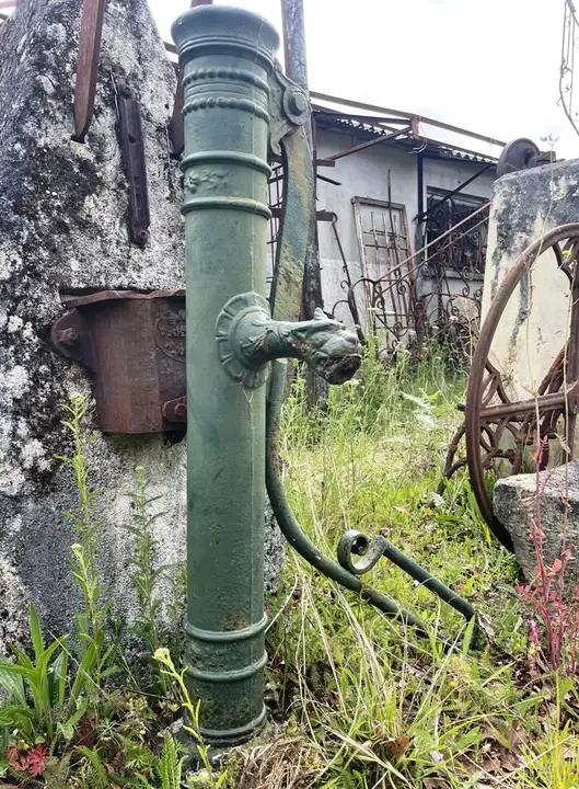 Ancienne pompe à bras en fonte