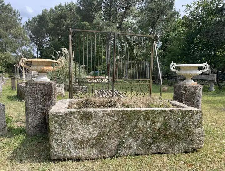 Bac en pierre ancien. Auge rectangulaire utilisée comme lavoire. Réceptacle d'eau ou de nourriture pour annimeaux. Abreuvoir de ferme