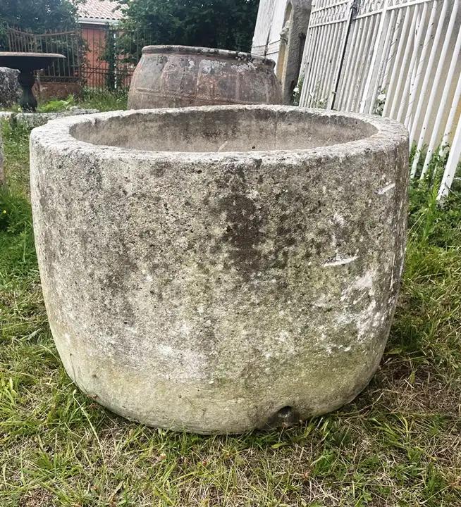 Ancienne ponne en ciment, réplique d'une vasque traditionnelle servant à faire bouillir le linge