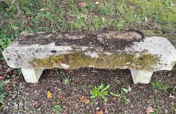 Ancien banc de jardin en pierre dure de Gironde