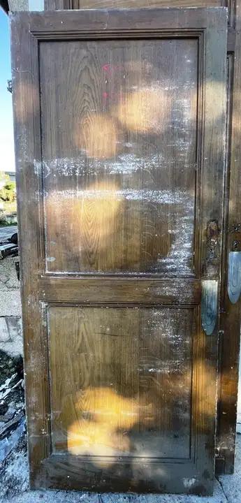 Ancienne porte de communication en bois à deux panneaux