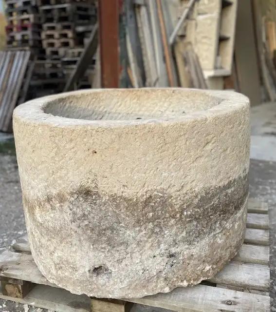 Ancien bac rond en pierre calcaire blanche