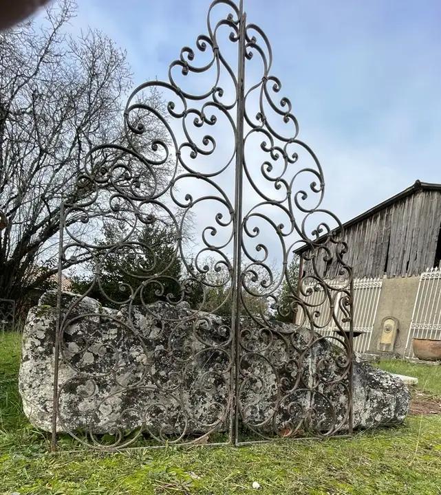 Paire de panneaux de grille en fer forgé anciens