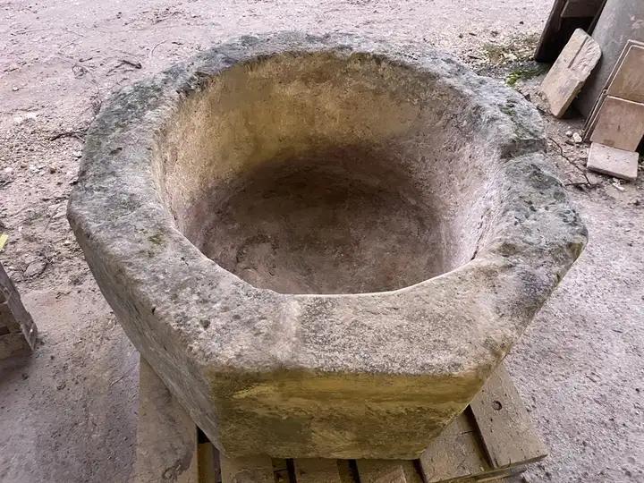Ancienne ponne octogonale en pierre calcaire blanche