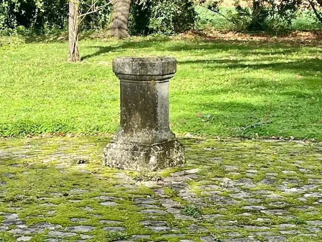 Ancien socle de statue en pierre