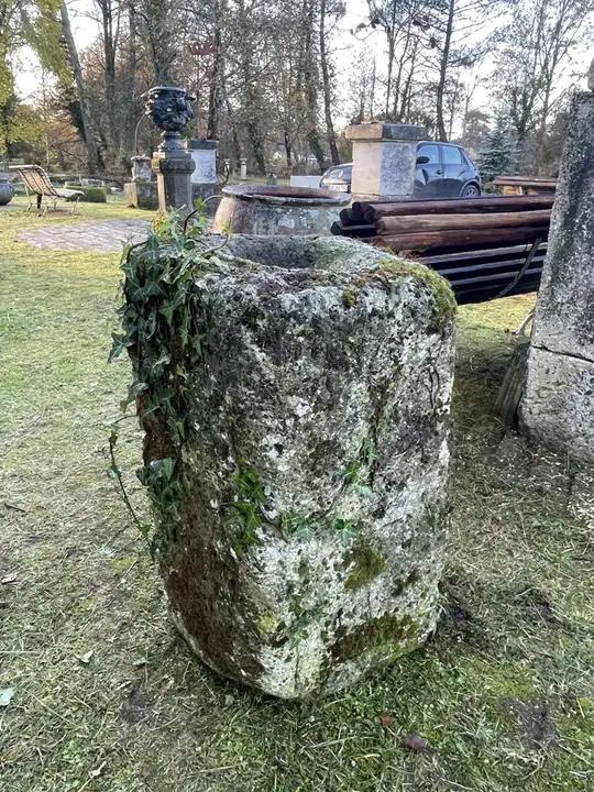 Ancien receptacle pour écraser le grain