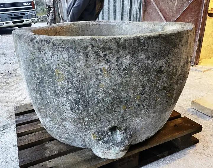 Ancien bac en pierre dure de Charente de forme oblongue