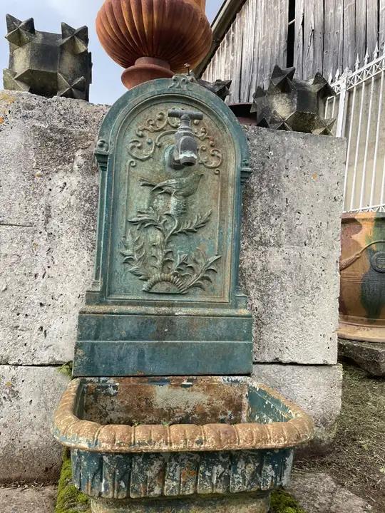 Deux fontaines en fonte avec fronton décoré d'oiseau et de feuillage