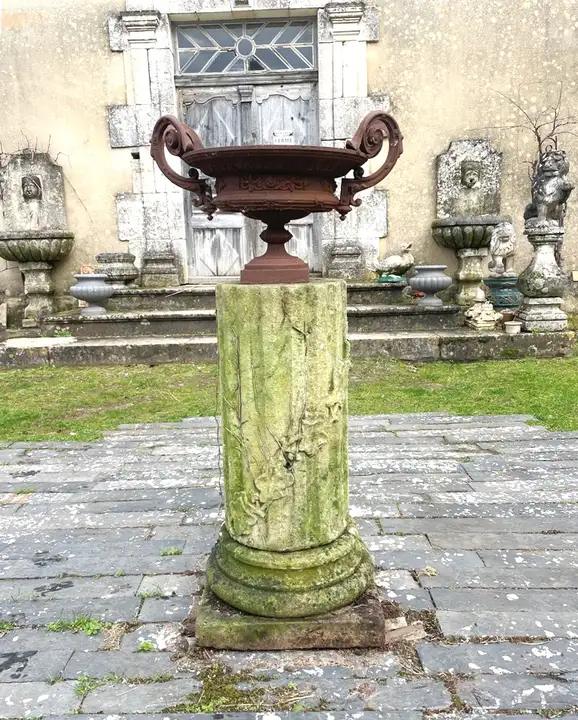 Joli socle en pierre de Charente décoré de cannelures et de feuilles de lierre grimpant en relief