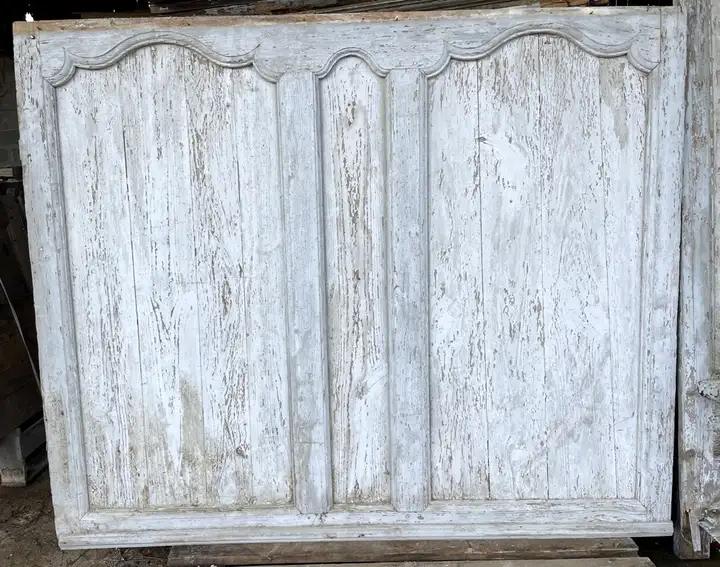 Ancienne boiserie basse à mouvement Louis XV