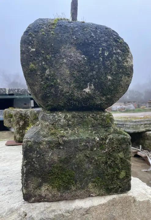 Dessus de pilier ancien en pierre en forme de balustre