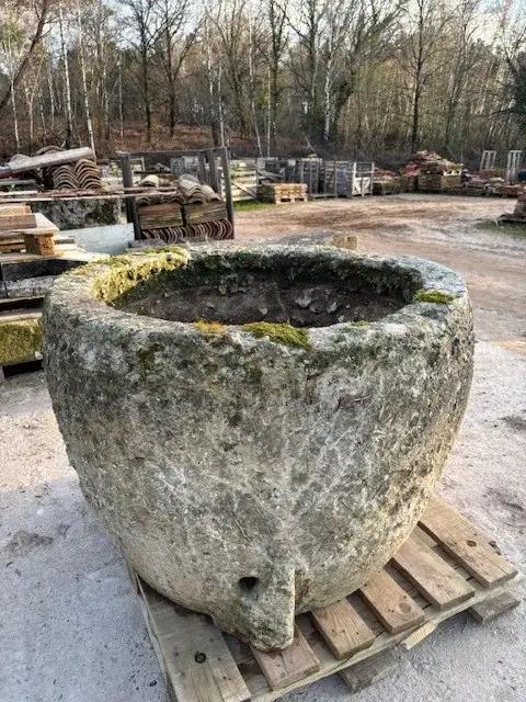 Ancienne ponne en pierre. Réceptacle servant á blanchir le linge. Bac en pierre de Charente de forme ovoide réemployé comme grosse jardinière