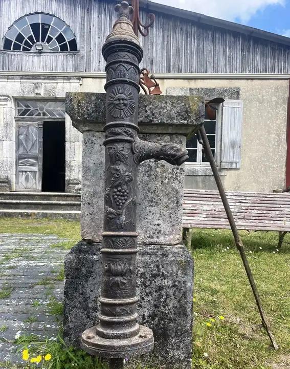 Ancienne pompe à bras en fonte décorée de feuillages entrelacés