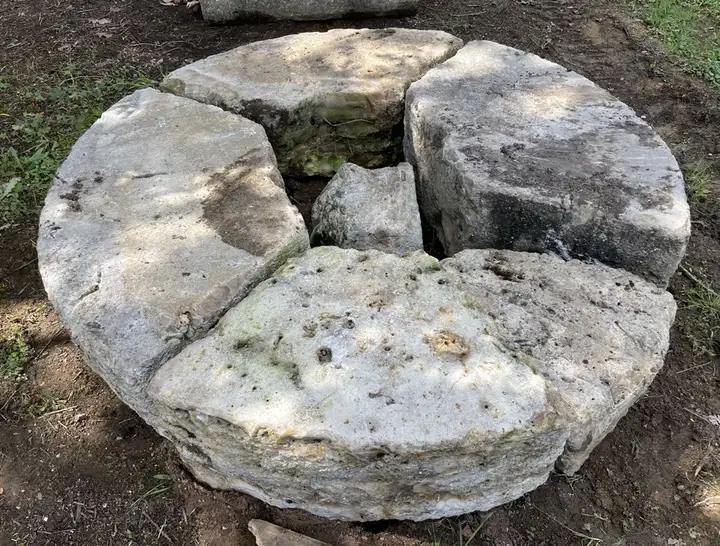 Ancienne meule de moulin en schiste et silex composée de 5 quartiers