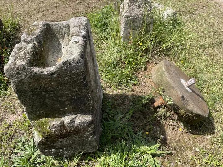 Ancien support de pierre à meuler