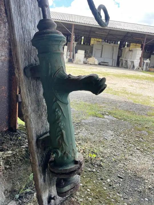Ancienne pompe à bras en fonte décorée de feuillages entrelacés