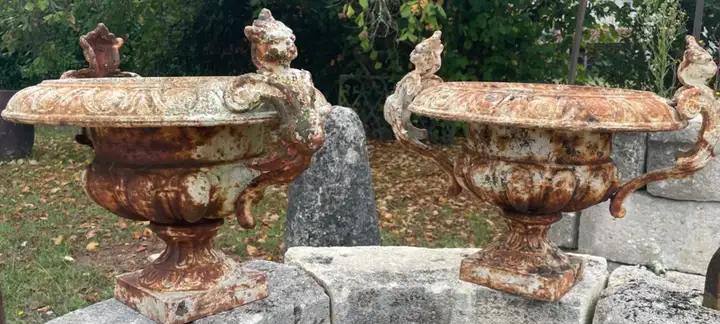 Paire d'anciens vases Medicis en fonte avec anses décorées de chimères