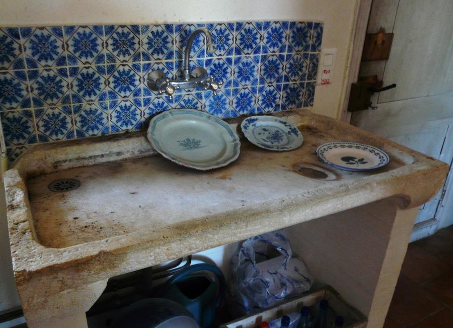 Exemple de réemploie d'un évier en pierre ancien