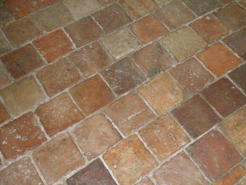 Carreaux anciens de terre cuite aux couleurs à tendance oranger.(ici présenté,une des plus petites sections)